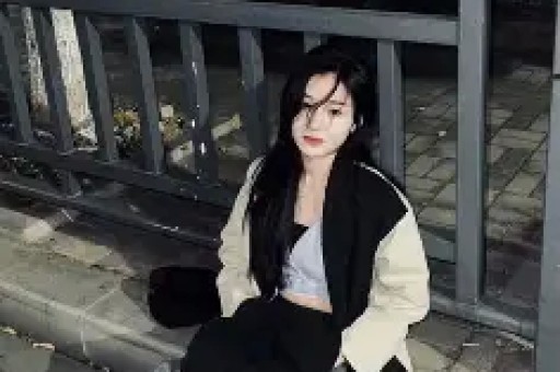 许戈辉现状：57岁染紫发满脸憔悴富豪老公不在女儿也独居国外