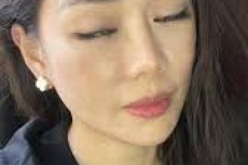 时隔10个月26岁女星回应蹲曾志伟双腿之间曾志伟真的被错骂了